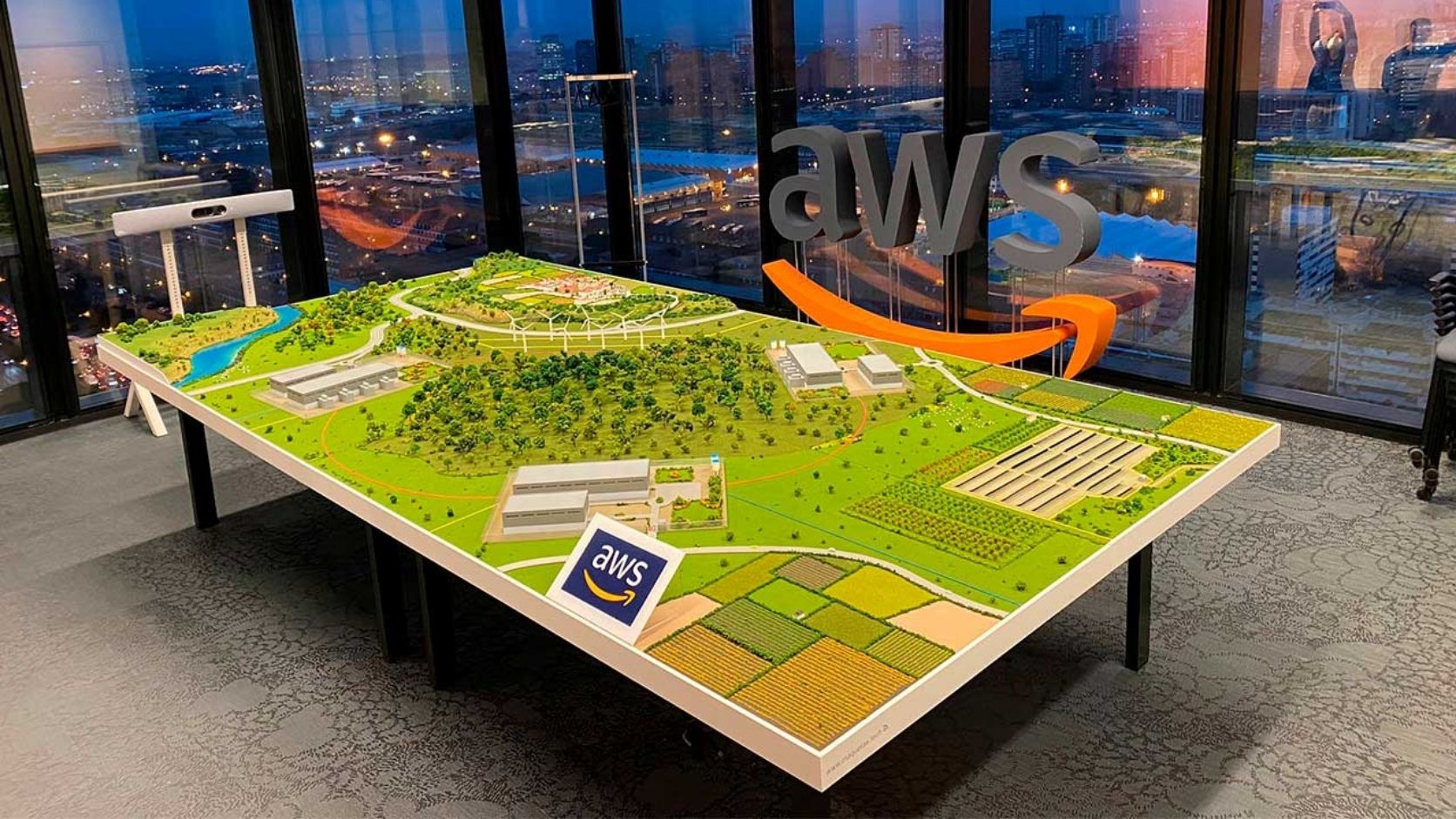 Maqueta conceptual de gran formato que muestra data centers integrados en el ecosistema rural de Aragón