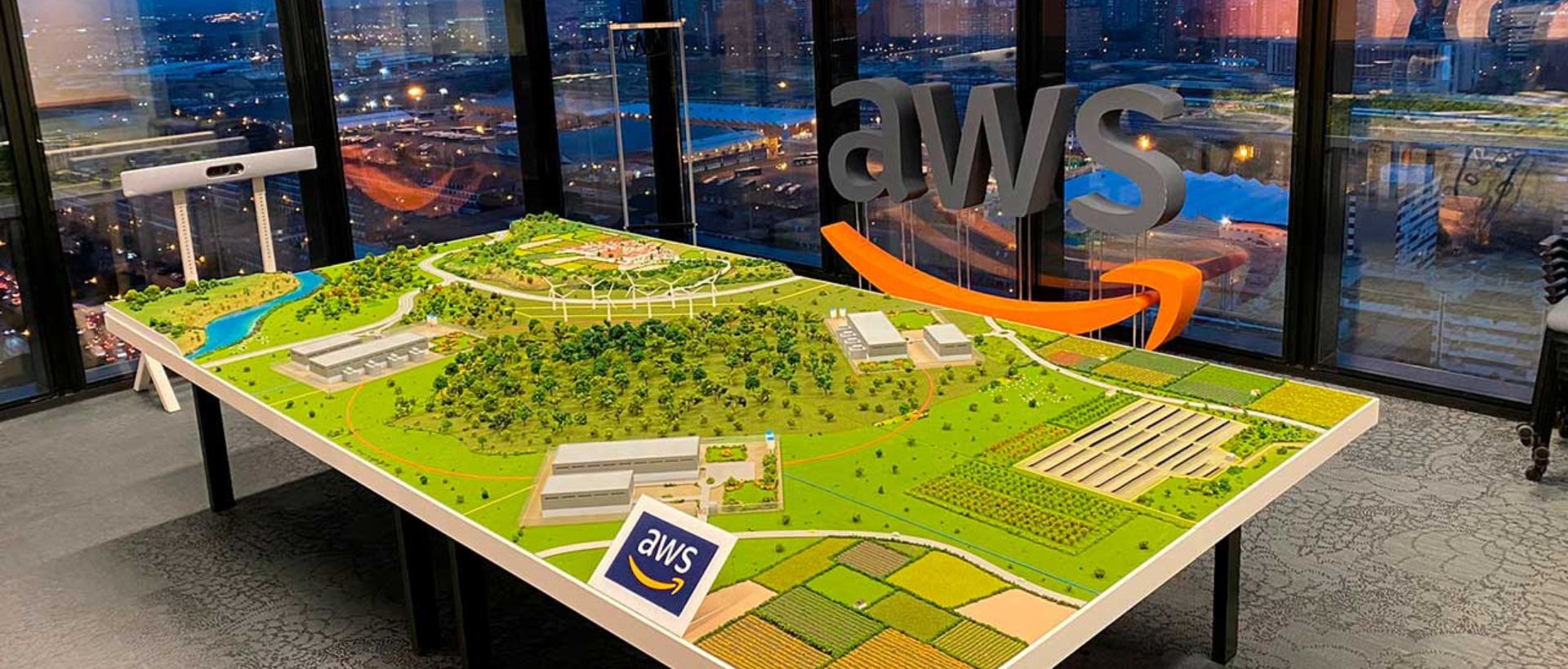 Maquette conceptuelle grand format montrant des centres de données intégrés à l’écosystème rural d’Aragon