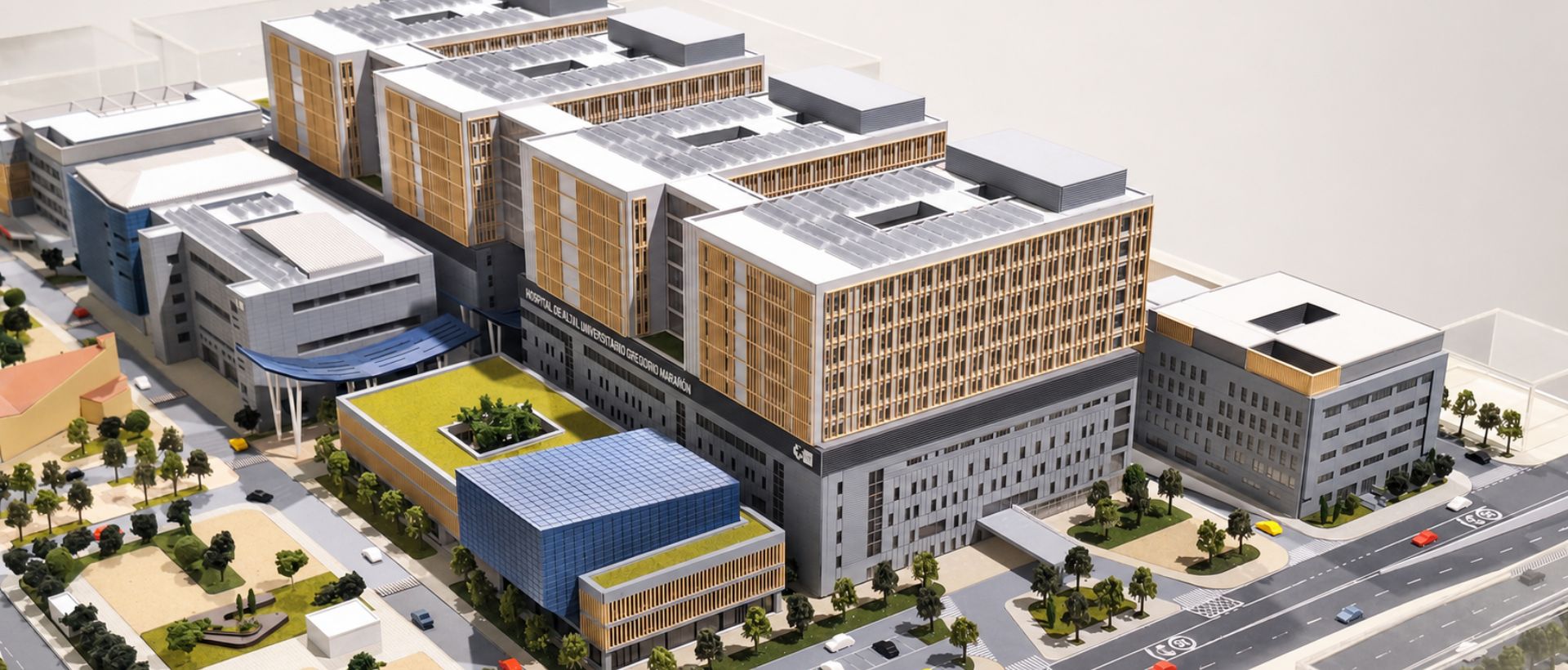 Maqueta del Hospital Gregorio Marañón con nueve edificios, iluminación y alto nivel de detalle