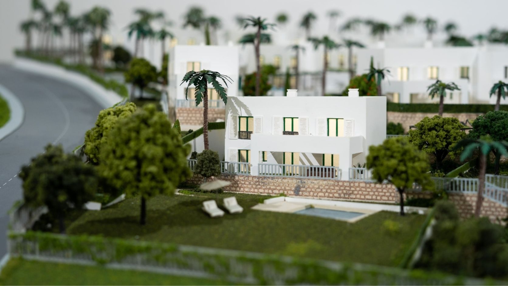 Maqueta residencial de Las Villas con 49 viviendas, tres tipologías, jardines y topografía en Sotogrande