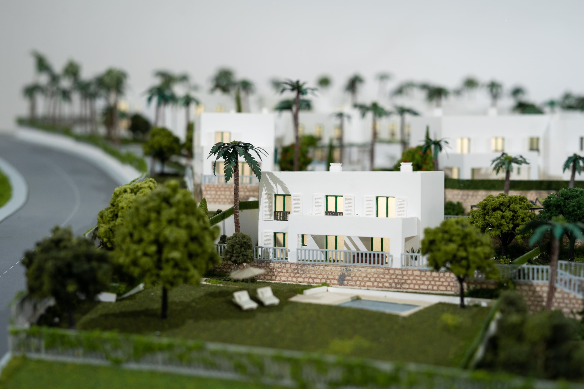Maquette résidentielle de La Reserva de Los Álamos avec 49 villas, trois typologies, jardins et topographie à Sotogrande
